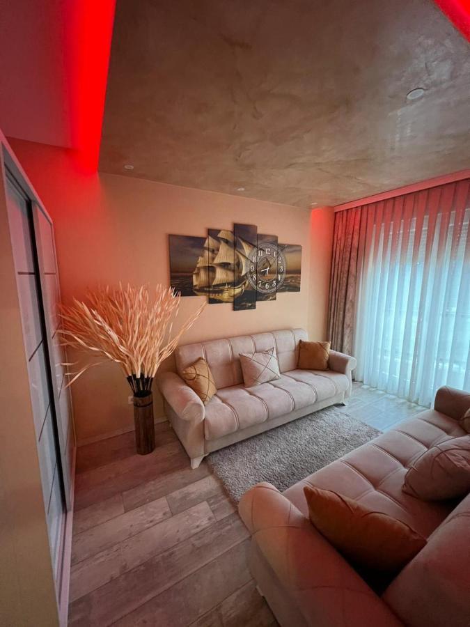 Luxurious Apartment With City View พริสตีนา ภายนอก รูปภาพ